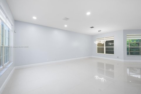 House in Miramar, Florida 4 bedrooms, 196.3 sq.m. № 1967499 - photo 9