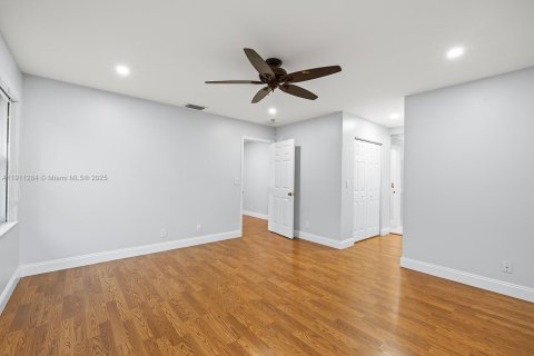 House in Miramar, Florida 4 bedrooms, 196.3 sq.m. № 1967499 - photo 22