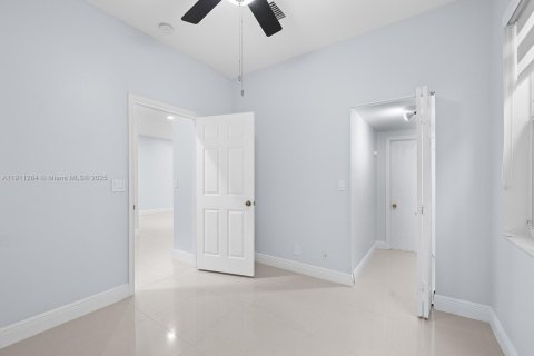 House in Miramar, Florida 4 bedrooms, 196.3 sq.m. № 1967499 - photo 16