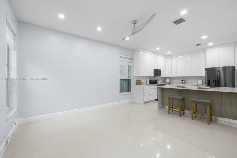 House in Miramar, Florida 4 bedrooms, 196.3 sq.m. № 1967499 - photo 6