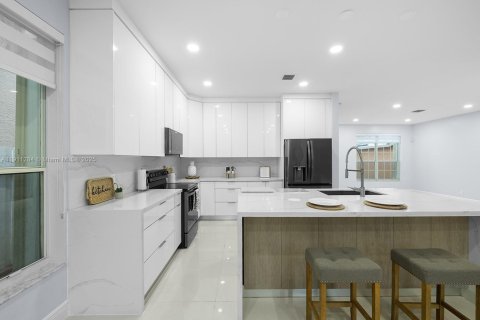 House in Miramar, Florida 4 bedrooms, 196.3 sq.m. № 1967499