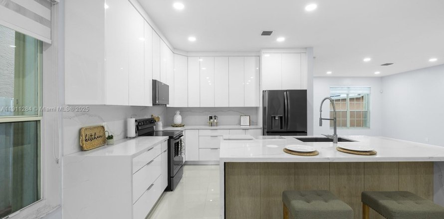 House in Miramar, Florida 4 bedrooms, 196.3 sq.m. № 1967499