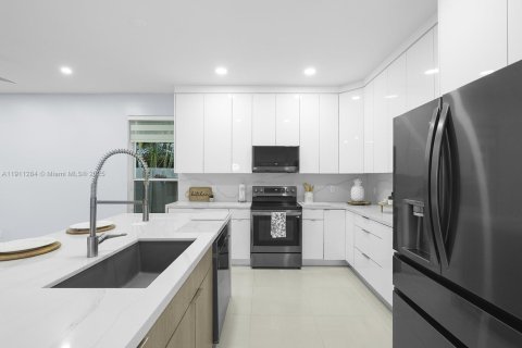 House in Miramar, Florida 4 bedrooms, 196.3 sq.m. № 1967499 - photo 4