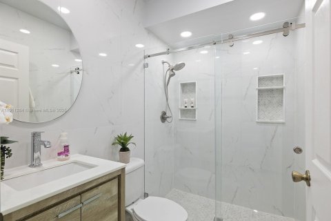 House in Miramar, Florida 4 bedrooms, 196.3 sq.m. № 1967499 - photo 17