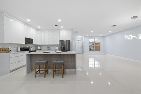 House in Miramar, Florida 4 bedrooms, 196.3 sq.m. № 1967499 - photo 3