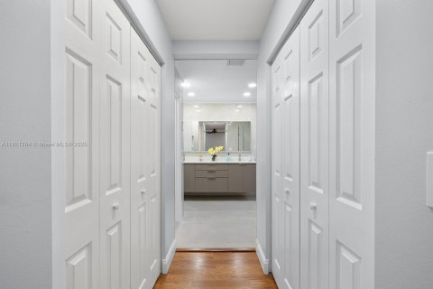 House in Miramar, Florida 4 bedrooms, 196.3 sq.m. № 1967499 - photo 24