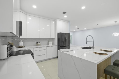 House in Miramar, Florida 4 bedrooms, 196.3 sq.m. № 1967499 - photo 2