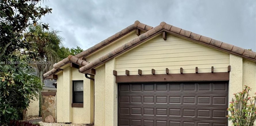 House in Weston, Florida 3 bedrooms, 149.67 sq.m. № 2059124