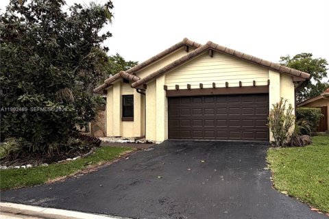 House in Weston, Florida 3 bedrooms, 149.67 sq.m. № 2059124 - photo 4