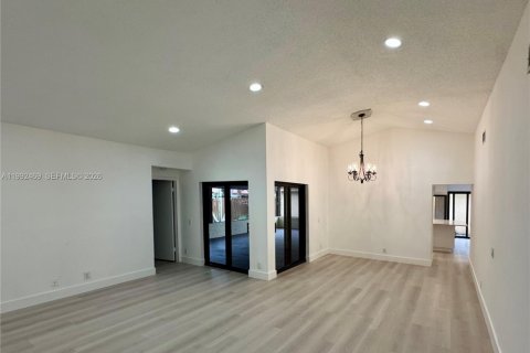 House in Weston, Florida 3 bedrooms, 149.67 sq.m. № 2059124 - photo 13