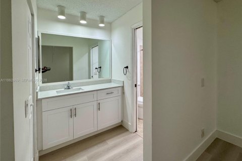 House in Weston, Florida 3 bedrooms, 149.67 sq.m. № 2059124 - photo 25