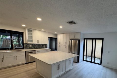 House in Weston, Florida 3 bedrooms, 149.67 sq.m. № 2059124 - photo 17