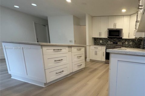 House in Weston, Florida 3 bedrooms, 149.67 sq.m. № 2059124 - photo 18