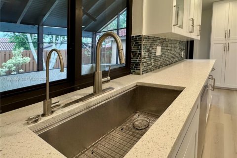 House in Weston, Florida 3 bedrooms, 149.67 sq.m. № 2059124 - photo 19