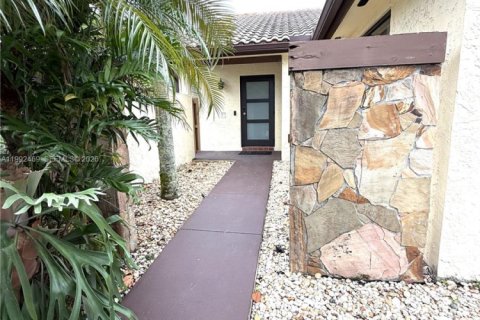 House in Weston, Florida 3 bedrooms, 149.67 sq.m. № 2059124 - photo 7