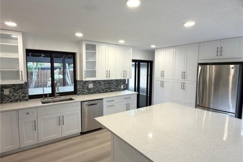 House in Weston, Florida 3 bedrooms, 149.67 sq.m. № 2059124 - photo 22