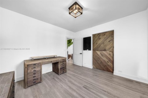 House in Miami, Florida 3 bedrooms, 149.76 sq.m. № 1937950 - photo 14