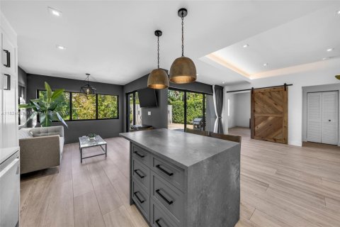 Casa en alquiler en Miami, Florida, 3 dormitorios, 149.76 m2 № 1937950 - foto 9