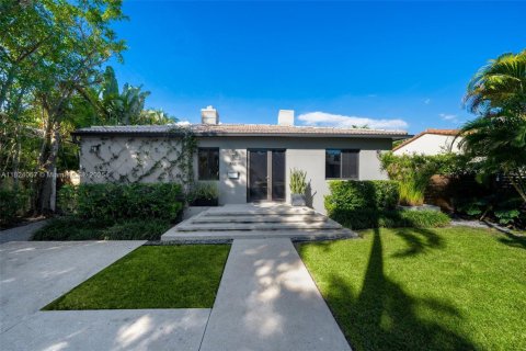 House in Miami, Florida 3 bedrooms, 149.76 sq.m. № 1937950 - photo 1