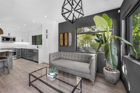 Casa en alquiler en Miami, Florida, 3 dormitorios, 149.76 m2 № 1937950 - foto 11