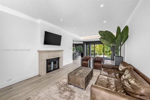 Casa en alquiler en Miami, Florida, 3 dormitorios, 149.76 m2 № 1937950 - foto 4