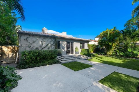 House in Miami, Florida 3 bedrooms, 149.76 sq.m. № 1937950 - photo 2