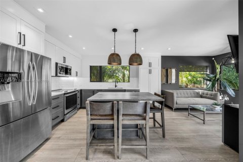 Casa en alquiler en Miami, Florida, 3 dormitorios, 149.76 m2 № 1937950 - foto 7