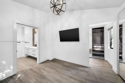 House in Miami, Florida 3 bedrooms, 149.76 sq.m. № 1937950 - photo 21