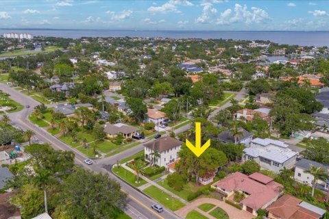 House in Saint Petersburg, Florida 2 bedrooms, 155.43 sq.m. № 1805901 - photo 8