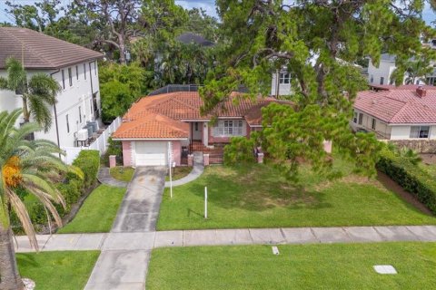 House in Saint Petersburg, Florida 2 bedrooms, 155.43 sq.m. № 1805901 - photo 4