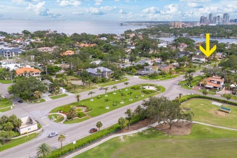 House in Saint Petersburg, Florida 2 bedrooms, 155.43 sq.m. № 1805901 - photo 12