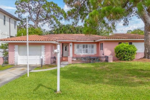 House in Saint Petersburg, Florida 2 bedrooms, 155.43 sq.m. № 1805901 - photo 1