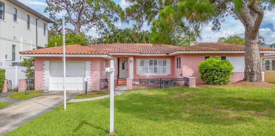 House in Saint Petersburg, Florida 2 bedrooms, 155.43 sq.m. № 1805901