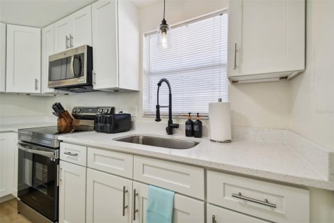 House in Tarpon Springs, Florida 3 bedrooms, 123.93 sq.m. № 1530588 - photo 8