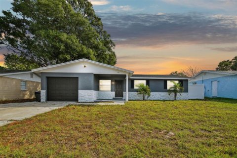 House in Tarpon Springs, Florida 3 bedrooms, 123.93 sq.m. № 1530588 - photo 1