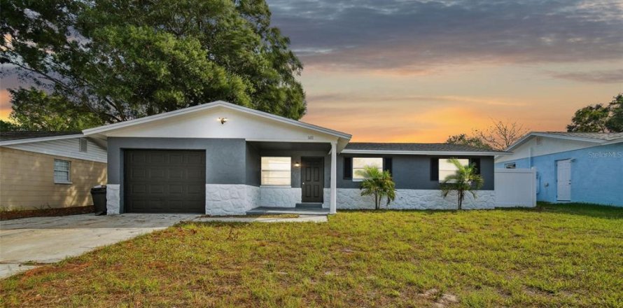 House in Tarpon Springs, Florida 3 bedrooms, 123.93 sq.m. № 1530588