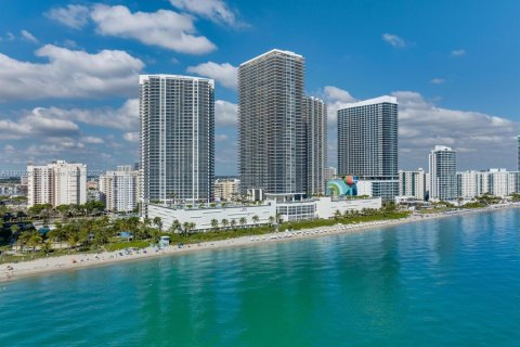 Condominio en alquiler en Hallandale Beach, Florida, 2 dormitorios, 100.89 m2 № 1969407 - foto 9