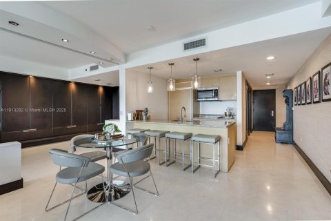 Condominio en alquiler en Hallandale Beach, Florida, 2 dormitorios, 100.89 m2 № 1969407 - foto 1