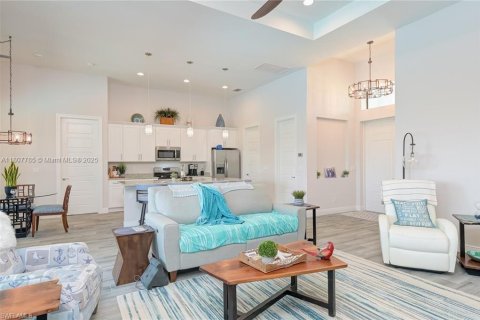 House in Cape Coral, Florida 4 bedrooms № 1935665 - photo 4