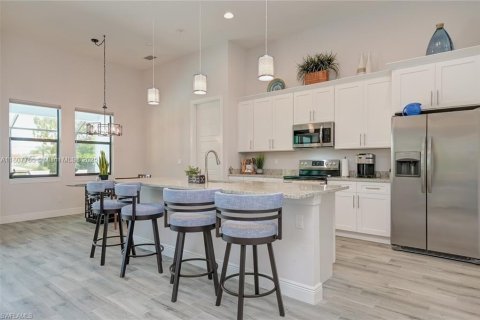 House in Cape Coral, Florida 4 bedrooms № 1935665 - photo 6