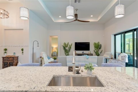 House in Cape Coral, Florida 4 bedrooms № 1935665 - photo 11
