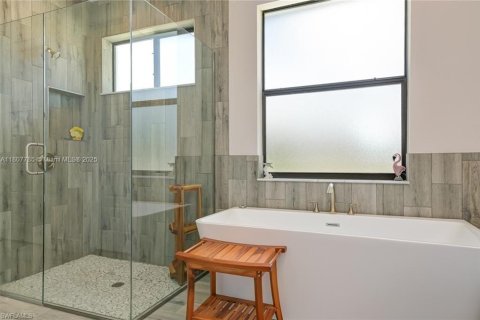 House in Cape Coral, Florida 4 bedrooms № 1935665 - photo 14