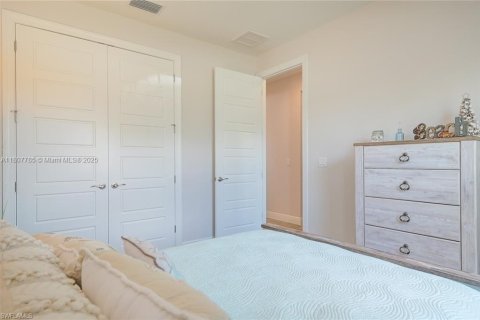 House in Cape Coral, Florida 4 bedrooms № 1935665 - photo 16