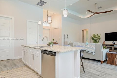 House in Cape Coral, Florida 4 bedrooms № 1935665 - photo 8