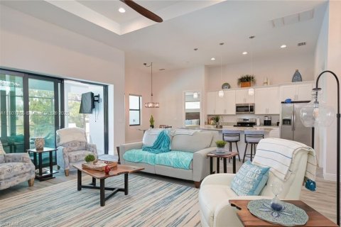 House in Cape Coral, Florida 4 bedrooms № 1935665 - photo 3