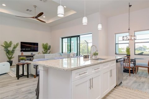 House in Cape Coral, Florida 4 bedrooms № 1935665 - photo 7