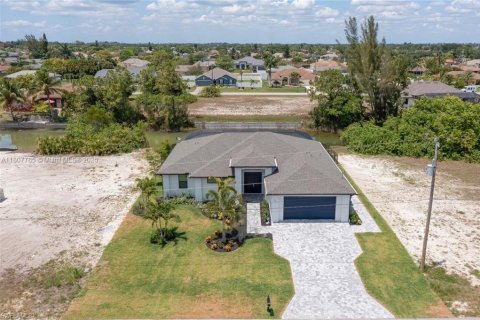 House in Cape Coral, Florida 4 bedrooms № 1935665 - photo 2