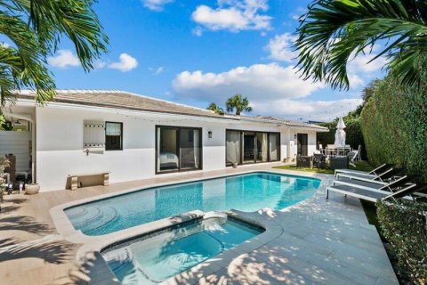 House in Jupiter Inlet Colony, Florida 4 bedrooms, 245.73 sq.m. № 913458 - photo 1