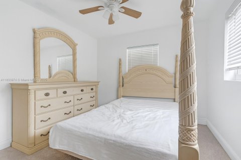 House in Miami, Florida 3 bedrooms, 189.33 sq.m. № 1821774 - photo 18
