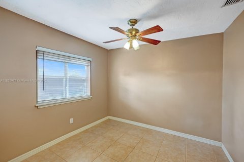 House in Miami, Florida 3 bedrooms, 189.33 sq.m. № 1821774 - photo 16